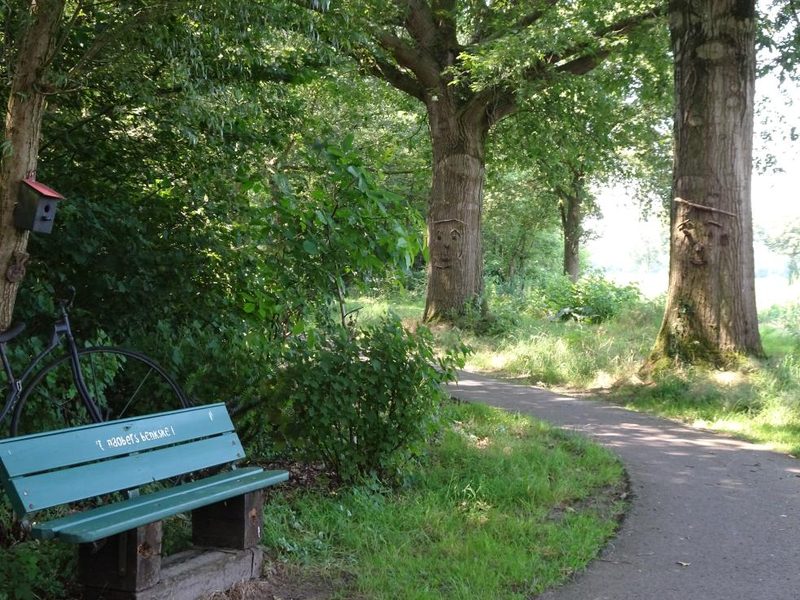 Een bankje onder de oude bomen, vlak bij Nabuurshoff