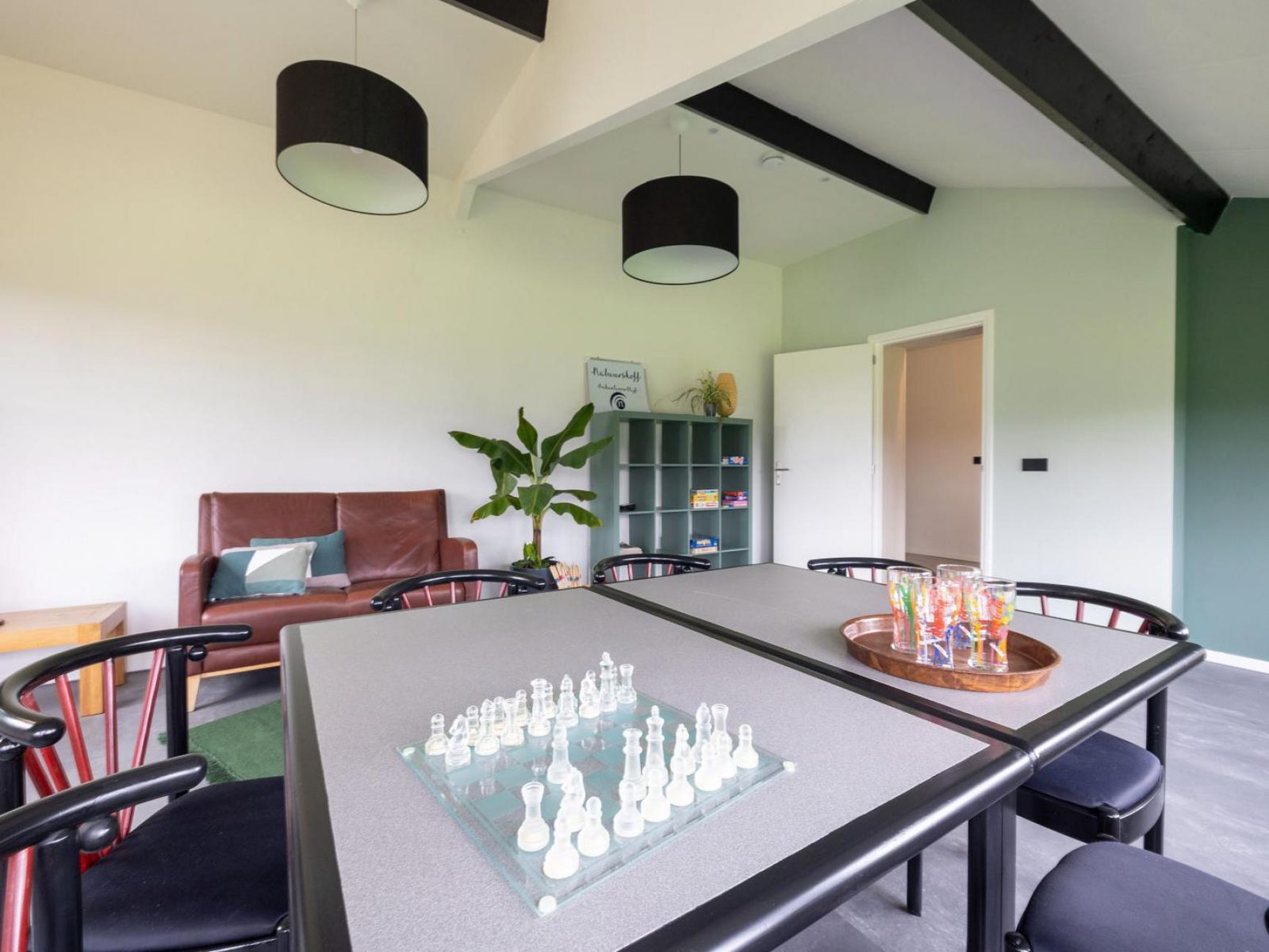 De lounge in de recreatieruimte met leren banken en schaaktafel
