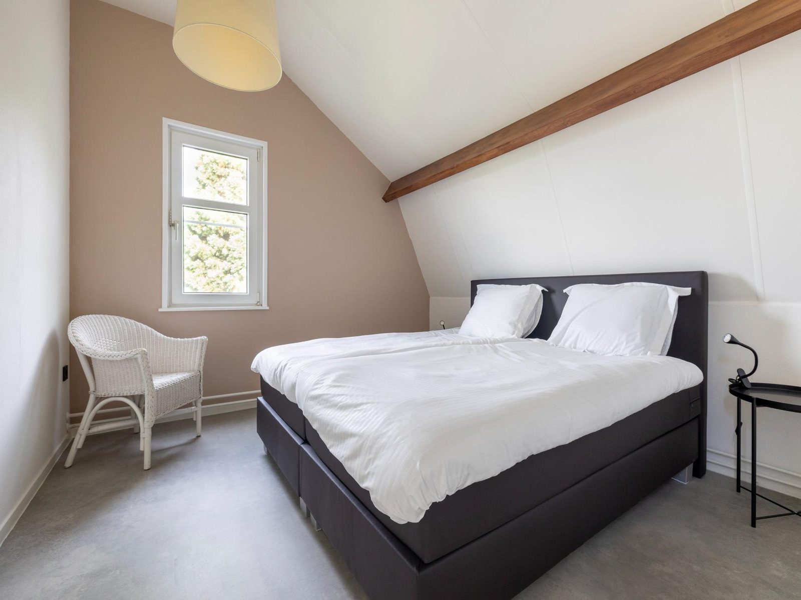 Tweepersoons slaapkamer met boxspring