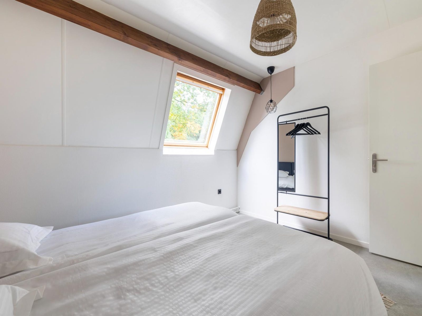 Slaapkamer op de verdieping met houten balken