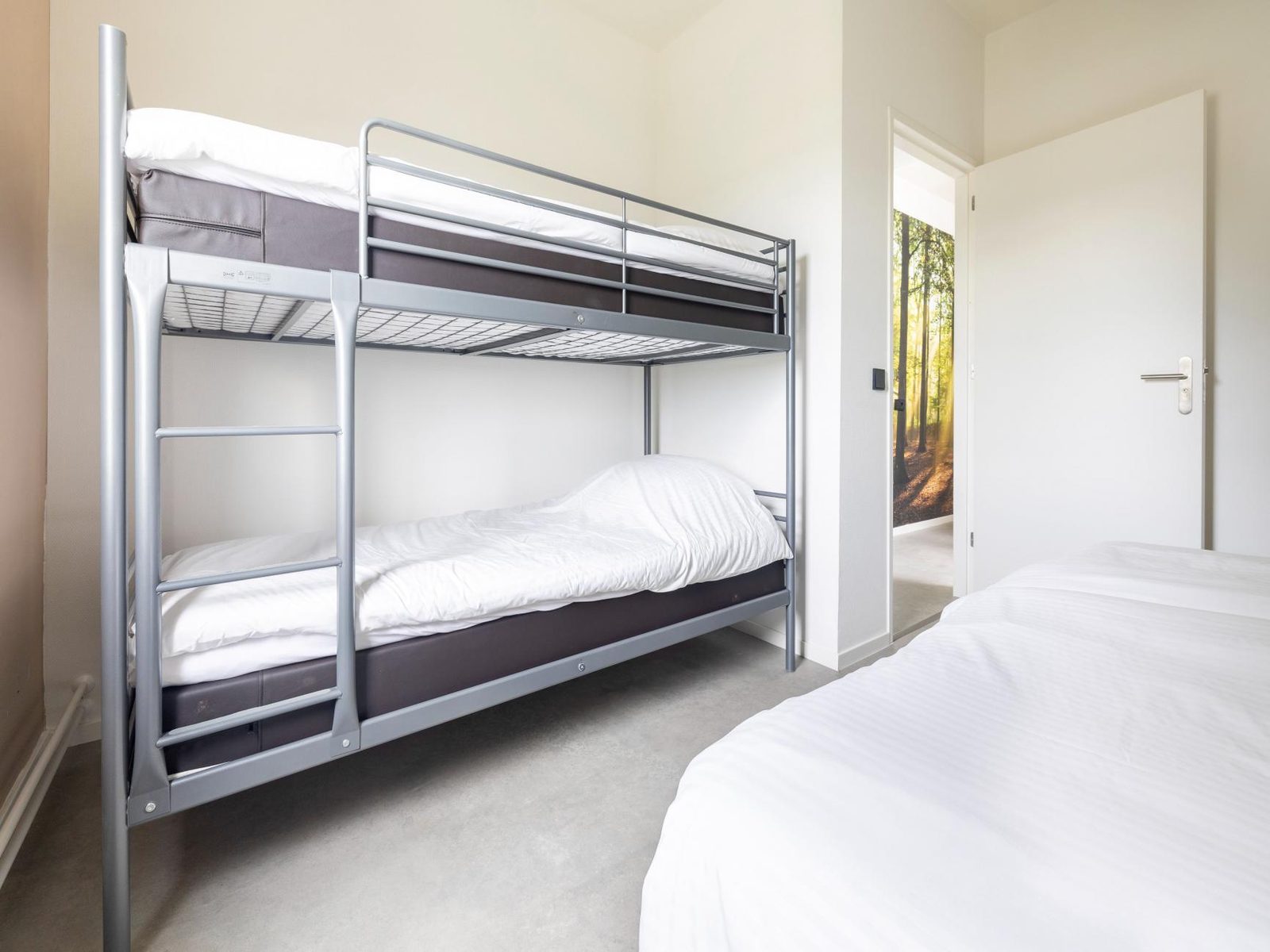Familiekamer met boxspring en stapelbed