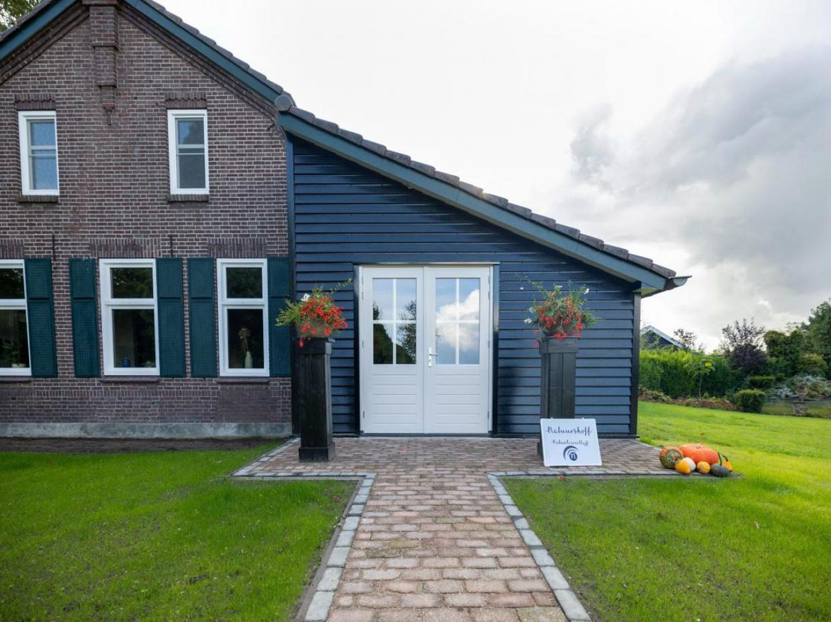 De voorzijde van de gevelboerderij met de moderne uitbouw